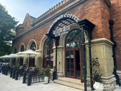 栋红墙尖顶的古堡式建建静静矗立